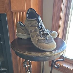 ECCO Men's Beige and Dark Gray Athletic Shoes